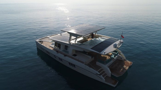 Trong đó, du thuyền Serenity 64 được trang bị các tấm pin mặt trời với tổng diện tích 65 m2, cung cấp đủ năng lượng để vận hành vô thời hạn với tốc độ 4-6 hải lý/giờ. Ngoài hệ thống năng lượng mặt trời, du thuyền được trang bị song song động cơ diesel, cho phép chạy với tốc độ tới 16 hải lý/giờ.