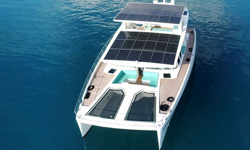 Đầu tháng 2/2020, tại triển lãm Du thuyền Quốc tế Miami, hãng du thuyền Serenity Yachts, có trụ sở tại quần đảo Grand Cayman, cho ra mắt 2 mẫu du thuyền xa xỉ chạy bằng năng lượng mặt trời. Đó là Serenity 64 và Serenity 74 với giá lần lượt 3,3 và 5,5 triệu USD.