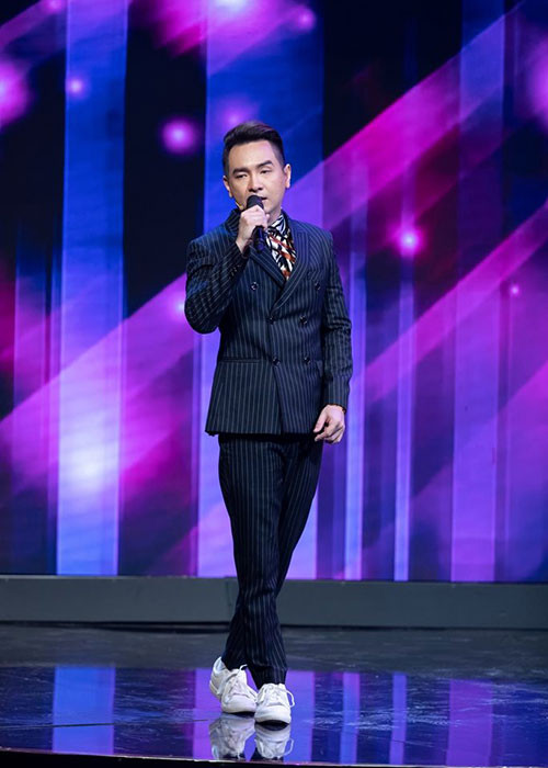 Đang đi hát, nam ca sĩ Việt Quang bắt tay vào kinh doanh. Trong thời điểm "cơn sốt" bất động sản bùng nổ, Việt Quang chuyển sang kinh doanh nhà đất và bước đầu khá thành công. Thế nhưng, nam ca sĩ nhanh chóng gặp biến cố đến mức muốn tự tử. Ảnh: Thế giới tiếp thị