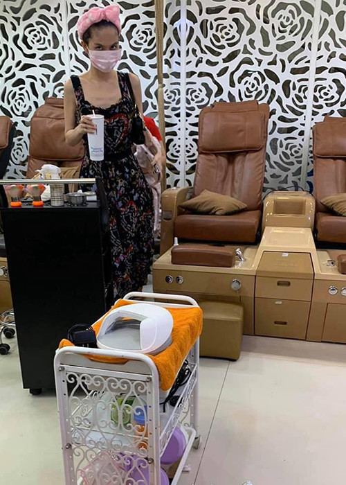Hình ảnh được cho là của Ngọc Trinh tại một tiệm làm nail đang gây xôn xao dư luận. Ảnh: Yeah1
