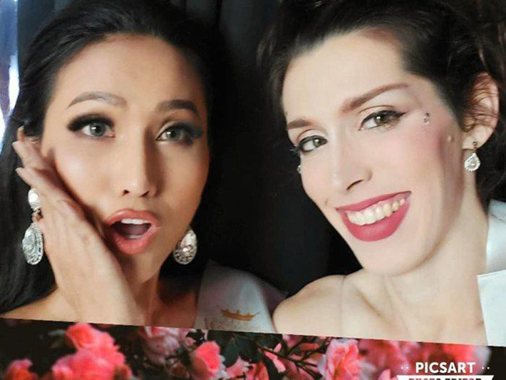 Sau khi tặng cà phê cho các thí sinh cùng tham gia cuộc thi Miss International Queen 2020 - Hoa hậu Chuyển giới Quốc tế 2020, Hoài Sa tiếp tục ghi điểm vì giúp đỡ người đẹp Mỹ - Kayley Whalen.