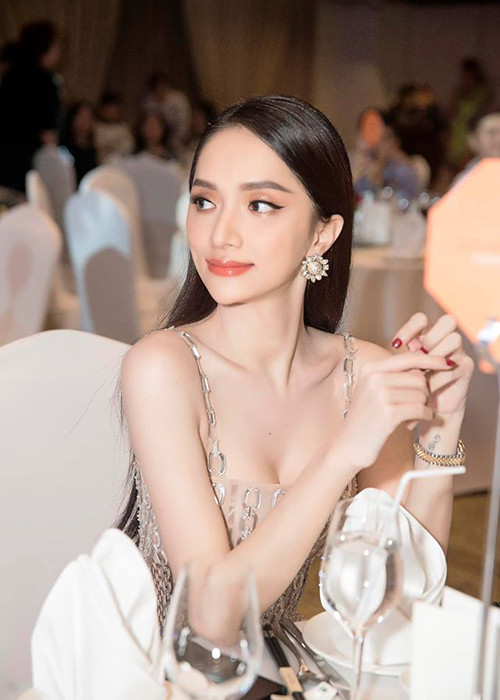 Người hâm mộ mong nàng hoa hậu sẽ chia sẻ nhiều hơn về chuyện tình cảm.