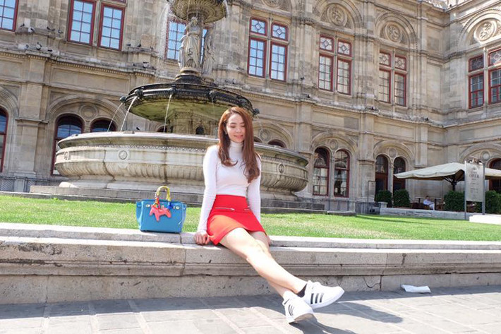 Nữ diễn viên kiêm ca sĩ còn phối trang phục với giày sneakers và túi xách gam màu xanh để tạo nên gu thời trang xuống phố năng động, đa sắc màu.