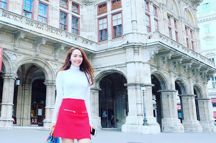 Trong thời tiết se lạnh của Vienna, cô chọn áo len cao cổ gam màu trắng kết hợp với chân váy cạp cao màu đỏ.