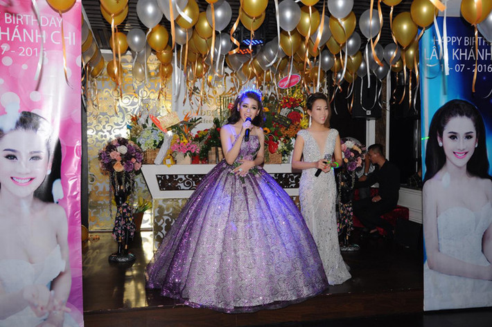 Trước đó, Lâm Chi Khanh và Hương Giang Idol vốn đã vướng nghi vấn "bằng mặt nhưng không bằng lòng".