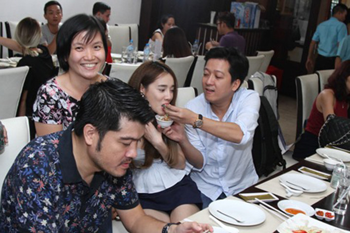 Về sự quan tâm, đối với danh hài Trường Giang, anh đã biến Nhã Phương thành cô gái hạnh phúc tại một sự kiện bằng việc ân cần đút đồ ăn cho cô. (Ảnh: Dân Việt)