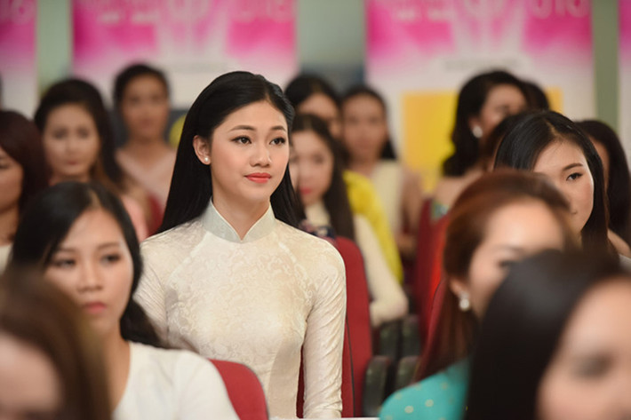 Ngô Thanh Thanh Tú được biết đến là em gái Á hậu Trà My (áo dài trắng). Hiện tại, Thanh Tú gây chú ý tại cuộc thi Hoa hậu Việt Nam 2016. (Ảnh: VOV)