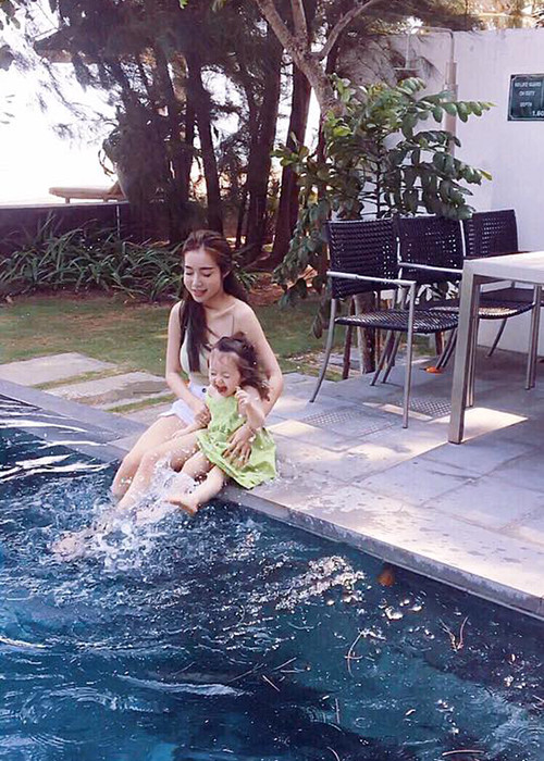 Khoảnh khắc bé Mộc Trà cười hết cỡ đùa nghịch cùng mẹ.