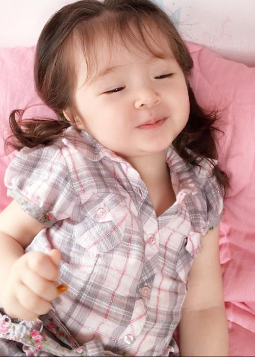 Bé Mộc Trà rất thích chụp ảnh. Trước ống kính máy ảnh, bé thoải mái thể hiện những biểu cảm đáng yêu vô đối.
