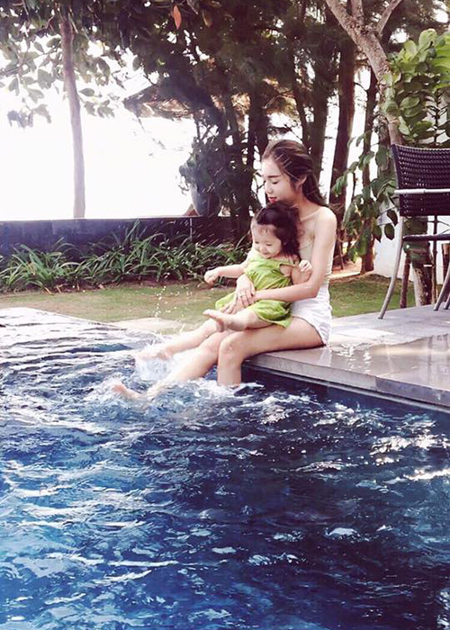 Bé Mộc Trà và mẹ cũng có nhiều khoảnh khắc đáng yêu bên nhau. Mới nhất, trên trang cá nhân, Elly Trần chia sẻ loạt ảnh bên con gái ở bể bơi.
