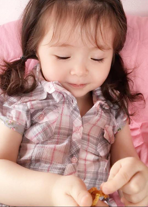 Dù còn nhỏ nhưng con gái hot girl Elly Trần đã học được tính tự lập, biết yêu thương mẹ và em trai.