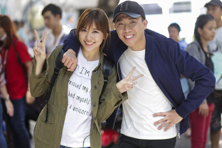 Ngày 2/2/2016, Trấn Thành - Hari Won bất ngờ lộ ảnh hôn nhau giữa đêm khuya. Mối quan hệ của hai nghệ sĩ này trở thành tâm điểm của dư luận. Trước đó không lâu, Hari Won gây ồn ào khi mối tình giữa cô và Tiến Đạt kết thúc sau 9 năm.