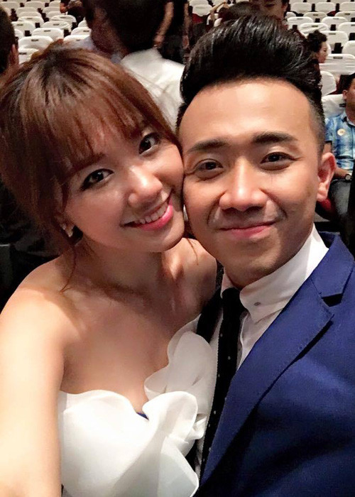 Sau nghi vấn chia tay, Trấn Thành - Hari Won bị bắt gặp cùng nhau đi xem phim. Hình ảnh cặp đôi thoải mái thể hiện tình cảm trong lúc xếp hàng chờ mua vé xem phim đập tan tin đồn tình cảm rạn nứt.