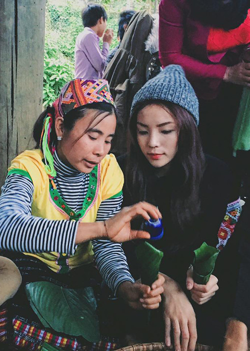 Người đẹp gốc Nam Định cũng từng nhận được những lời khen ngợi trong chuyến đi đón Tết sớm cùng người dân địa phương ở Con Cuông, Nghệ An. (Ảnh: FBNV)