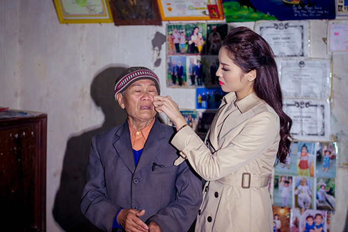 Kỳ Duyên lau nước mắt cho một cụ ông xúc động chia sẻ về hoàn cảnh éo le của mình. (Ảnh: Thế giới trẻ)