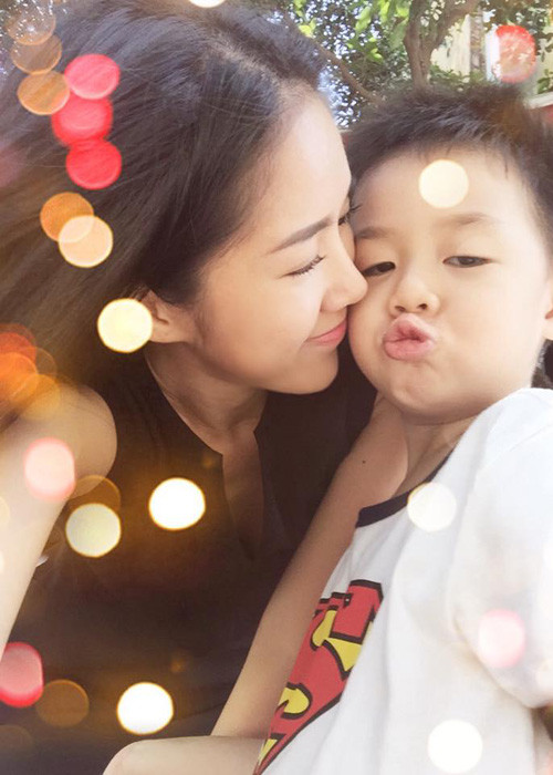 Lê Phương và con trai luôn quấn quýt không rời. Để cuộc sống hai mẹ con được no đủ, nữ diễn viên miệt mài đóng phim. Năm 2015-2016, một số bộ phim truyền hình của cô được lên sóng như: “Trận đồ bát quái”, “Sông phố nhà ghe”...