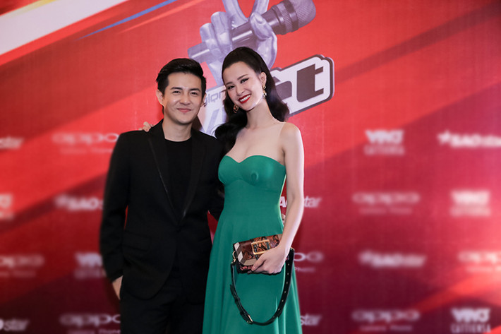 Sáng nay (15/7), cặp đôi Đông Nhi - Ông Cao Thắng tham gia buổi họp báo The Voice Kids 2016 (Giọng hát Việt nhí).