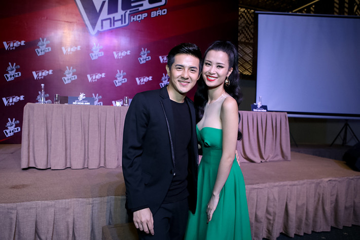 “Cặp đôi vàng của showbiz” rạng rỡ tại buổi họp báo chương trình The Voice Kids 2016.