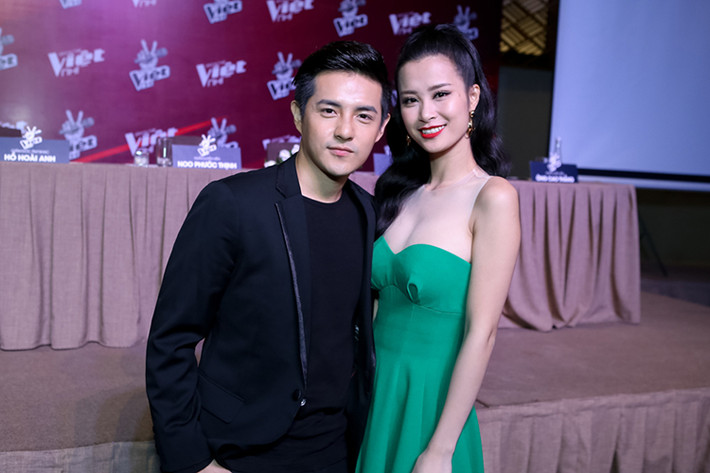 Sự xuất hiện của cặp huấn luyện viên của The Voice Kids 2016 ngay lập tức thu hút ống kính phóng viên.