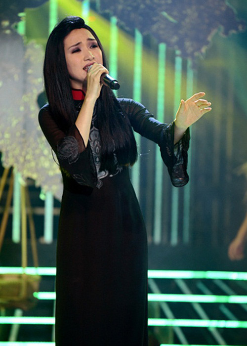Ở đêm thi tiếp theo, Hòa Minzy hát ca khúc “Về quê” để đóng giả nghệ sĩ Minh Phương. Giám khảo Mỹ Linh nhận xét, thí sinh chưa giống nhân vật ở những chữ đóng hoặc mở.