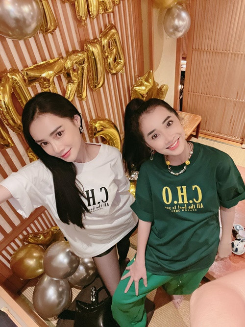 Em gái Nhã Phương sinh năm 1992. Cô được xem là bản sao của chị gái khi giống từ vóc dáng, gương mặt, đôi mắt đến nụ cười.