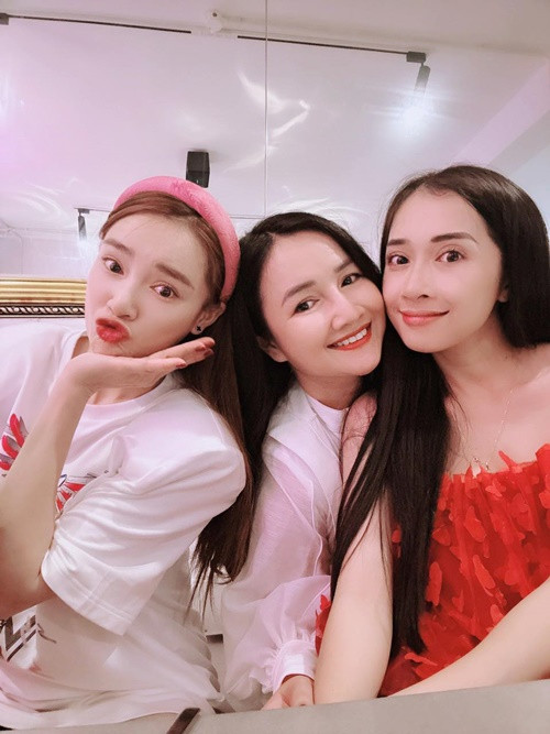 Nhã Phương (ngoài cùng bên trái) có hai người chị gái gồm Bảo Yến và Bích Trâm, một cô em gái tên Phương Anh.