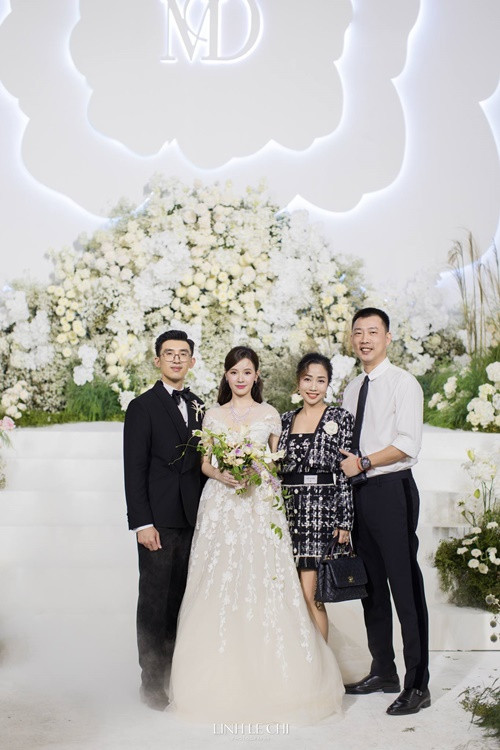 Vợ chồng Ốc Thanh Vân dự đám cưới Midu. Ít ngày trước, Ốc Thanh Vân đưa các con về Việt Nam sau 7 tháng ở Úc.