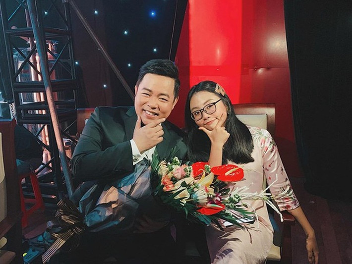 Mối quan hệ cha nuôi - con nuôi giữa Quang Lê và Phương Mỹ Chi cũng không mấy êm đềm. Từng có tin đồn Quang Lê và gia đình Phương Mỹ Chi bất đồng quan điểm khi anh được cho là đã dạy giọng ca nhí giả tạo, diễn xuất trên sân khấu nhưng em không nghe theo.