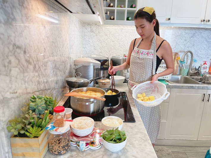 Trong những ngày đầu TP.HCM thực hiện giãn cách, Thúy Diễm nấu đồ ăn gửi cho bạn bè.