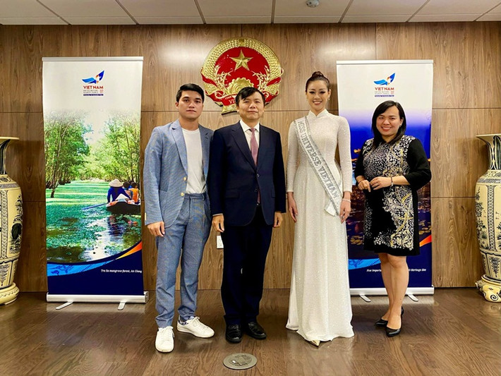 Đón tiếp Khánh Vân là Đại sứ Đặng Đình Quý, Trưởng phái đoàn thường trực Việt Nam tại Liên Hợp Quốc.