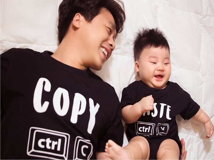 Hình ảnh bé Bo - con trai của Hòa Minzy khi 6 tháng tuổi bên bố.