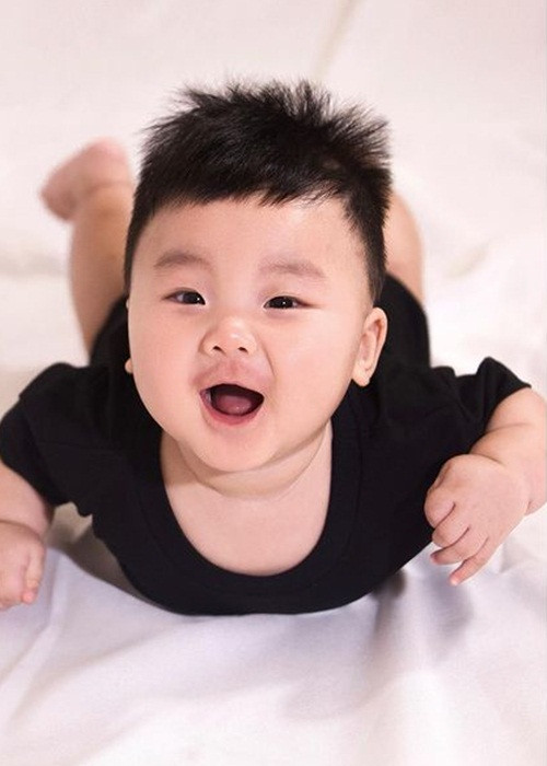 Mới đây, Hòa Minzy đăng ảnh cận mặt con trai sau thời gian giấu kín. Nữ ca sĩ chọn thời điểm sinh nhật mình và cậu quý tử được 20 tháng tuổi. Sau khi công khai con trai, Hòa Minzy liên tục đăng ảnh thiên thần nhỏ của mình.