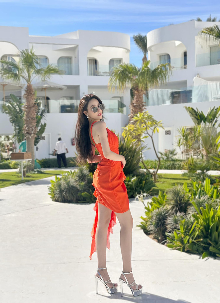 Ngọc Hằng có nhiều tài lẻ như hát, nhảy, đánh đàn, võ thuật. Ảnh: FBNV.