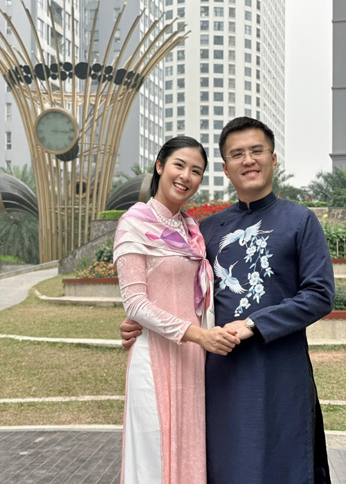 Vợ chồng Ngọc Hân độc lập tài chính. "Khi vợ chồng muốn mua thứ gì chung sẽ cùng ngồi lại để bàn bạc còn các nhu cầu cá nhân riêng thì tự chủ động trong khả năng tài chính của mỗi người", người đẹp cho hay.