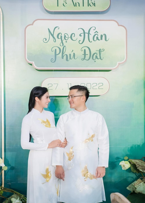Cuối năm 2022, Hoa hậu Ngọc Hân lên xe hoa. Chồng người đẹp tên Phú Đạt, là chuyên viên Bộ Ngoại giao.