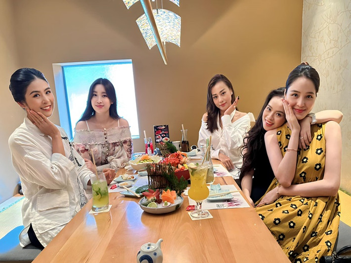 Ngọc Hân thường xuyên ăn uống cùng Mỹ Linh, Hoàng Anh, Phương Oanh.