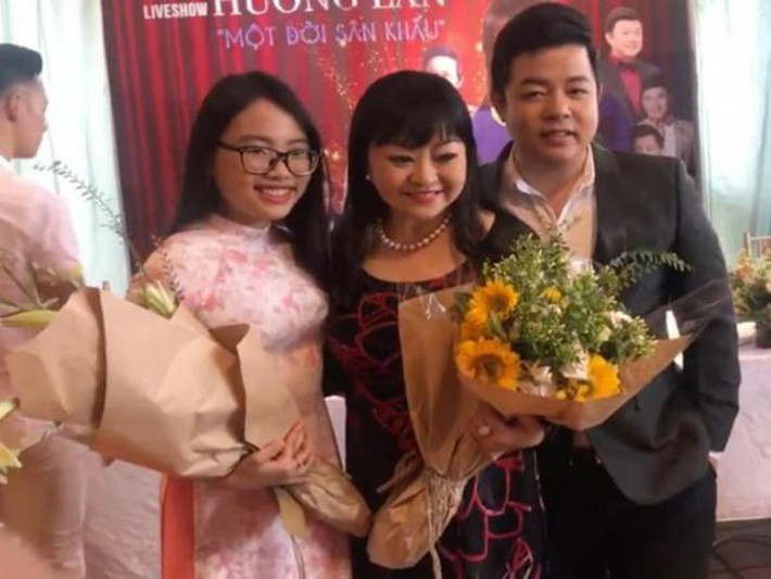 Năm 2018, Phương Mỹ Chi bị tố đến trễ 2 tiếng, không chào hỏi ai trong buổi ra mắt liveshow của danh ca Hương Lan. Mẹ Phương Mỹ Chi giải thích: “Ba Quang Lê có gọi cho tôi bảo Mỹ Chi tới họp báo của cô Hương Lan nhưng tôi báo rằng ngày hôm nay bé phải đi học. Quang Lê đã nói rằng chỉ tới chúc mừng và chung vui cùng cô Hương Lan thôi nên đến trễ cũng không sao. Vì vậy, học xong thì bé ngay lập tức tới để chúc mừng cô. Khi tới nơi, bé có chào hỏi các cô các chú”. Ảnh: Người Lao Động.