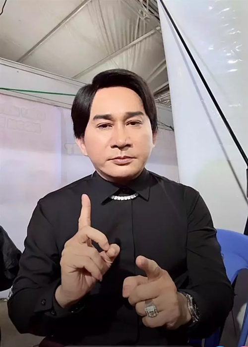 Mới đây, nghệ sĩ Kim Tử Long chia sẻ về sự cố khi biểu diễn tại một hội chợ ở Long An. Nam nghệ sĩ cho biết, sau khi anh biểu diễn xong, một người đàn ông lớn tiếng yêu cầu tắt nhạc. Kim Tử Long kể, người này đòi đánh anh. Ảnh: Vietnamnet.