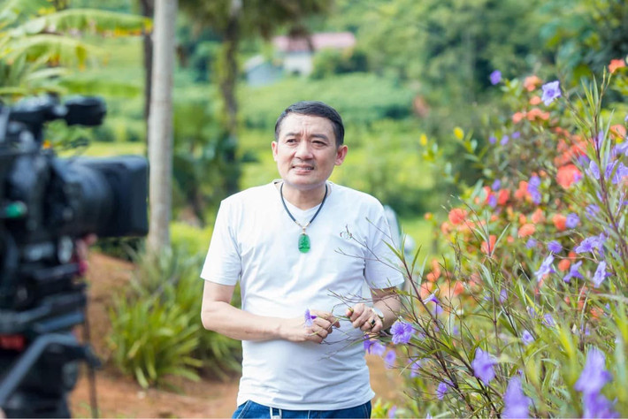 "Bị người dân ra can ngăn nên ông kia mới lảng dần, đi vào nhà… Có lẽ ông ta say rượu hoặc khó chịu bởi tiếng ồn phát từ loa xe quảng cáo, nhưng đó đâu phải lỗi tại tôi? Tôi và mọi người cũng không làm căng vì không muốn ảnh hưởng đến chương trình biểu diễn. Mắt sưng mà tối tôi vẫn phải lên sân khấu diễn…”, Chiến Thắng kể lại. Ảnh: FBNV.