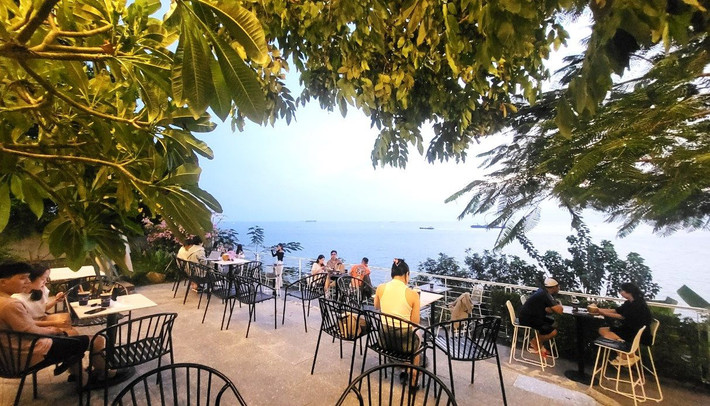 Những chỗ ngồi hướng thẳng ra biển.