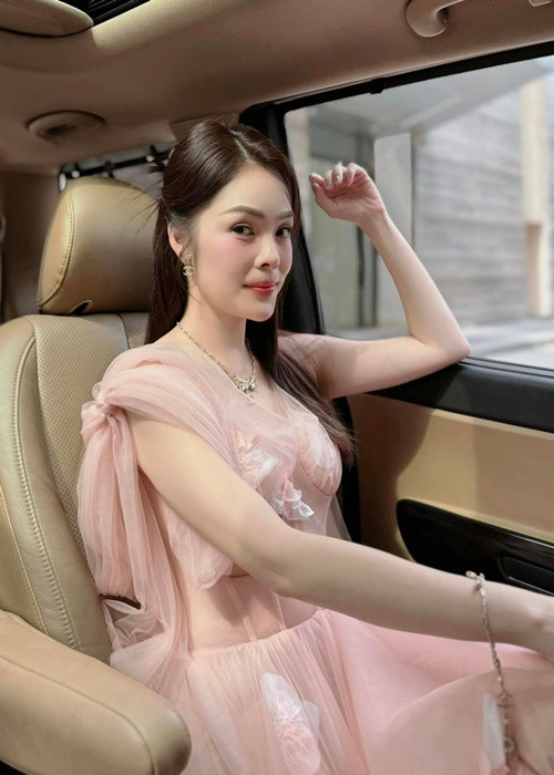 Chia sẻ với Zing, Dương Cẩm Lynh thừa nhận, bài đăng có sự nhầm lẫn về thời gian. Theo Dương Cẩm Lynh, trợ lý là người đăng tải thông tin. Khi phát hiện sự việc, nữ diễn viên xóa bài đăng. Dương Cẩm Lynh khẳng định, khi nhận quảng cáo về sản phẩm, cô đã tìm hiểu kỹ về nguồn gốc, xuất xứ và các giấy tờ liên quan. Sau sự việc, bà mẹ hai con xin rút kinh nghiệm. Ảnh: FBNV.