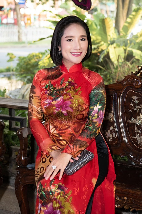 Theo Arttimes, Cát Tường thanh minh rằng cô dùng những từ ngữ chưa đúng theo luật quảng cáo. "Nếu đúng, tôi nên nói là tôi đã sử dụng qua sản phẩm này rồi, tốt cho sức khỏe, hỗ trợ một số bệnh lý nào đó", Cát Tường cho hay. Ảnh: FBNV.