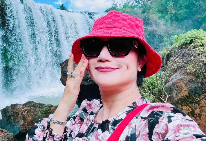 Nữ MC thừa nhận sai sót. Tuy nhiên, việc nói cô tiếp tay bán hàng giả, lừa đảo là sai sự thật. "Việc này chúng ta nên để cơ quan có thẩm quyền giải quyết", Cát Tường bày tỏ. "Tôi là mẹ đơn thân, kinh tế không quá khó khăn, tôi không đến mức phải bất chấp để hủy hại tên tuổi của mình”, nữ MC chia sẻ thêm. Ảnh: FBNV.