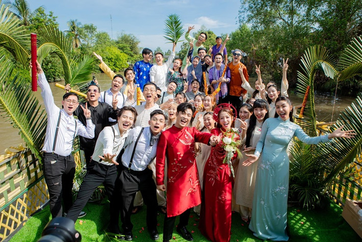 Diễn viên Puka chia sẻ trên Arttimes về các đám cưới xa hoa của mình: “Trước đám cưới, các bạn bè thân hay đùa là chắc đám cưới mày sẽ lời lắm đây. Tôi đáp lại chỉ huề vốn là mừng rồi. Đám cưới đời người chỉ một lần, vợ chồng tôi dồn hết tâm sức để bữa tiệc được chỉn chu nhất có thể, còn vấn đề lời lỗ thú thật cả hai không quan tâm lắm. Theo như tính toán sơ hiện tại thì là lỗ nhiều (cười). Tiền mừng cưới thì sẽ dùng vào việc chi trả cho các khoản tổ chức cho đám cưới. Mà thú thật là lỗ nhiều, phải bù vào đó (cười lớn). Cái lời ở đây là những tình cảm mà khán giả, người thân đã dành cho mình, điều đó rất trân quý”. Ảnh: FBNV.