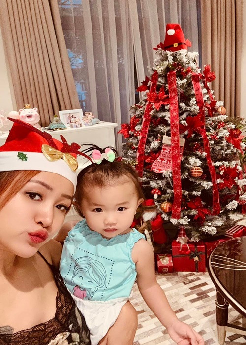 Vân Hugo cũng trang hoàng biệt thự đón Giáng sinh. Ảnh: FBNV.