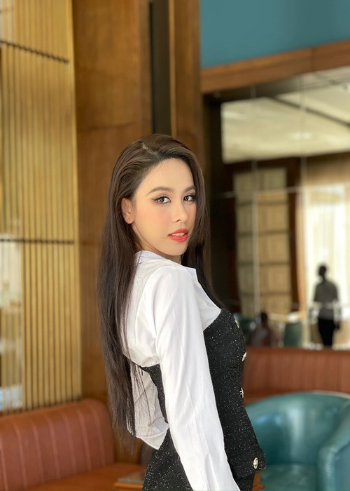 Á hậu Ngọc Hằng chia sẻ bộ trang phục được đại diện Mauritius - Whitney Spagnut thiết kế. Ảnh: FBNV.