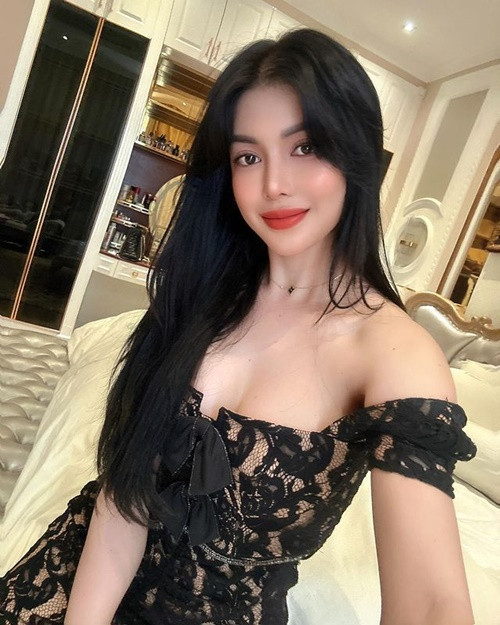 "Ngọc nữ Bolero" Lily Chen sống thảnh thơi trong cơ ngơi rộng rãi.