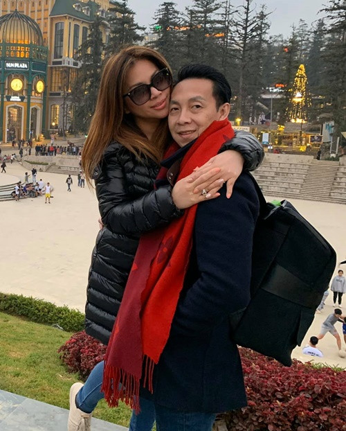 Ngày thường, mỗi khi Minh Tuyết đi hát về mệt, doanh nhân Diệp Nghi Keith tự tay hầm canh bổ dưỡng cho vợ.
