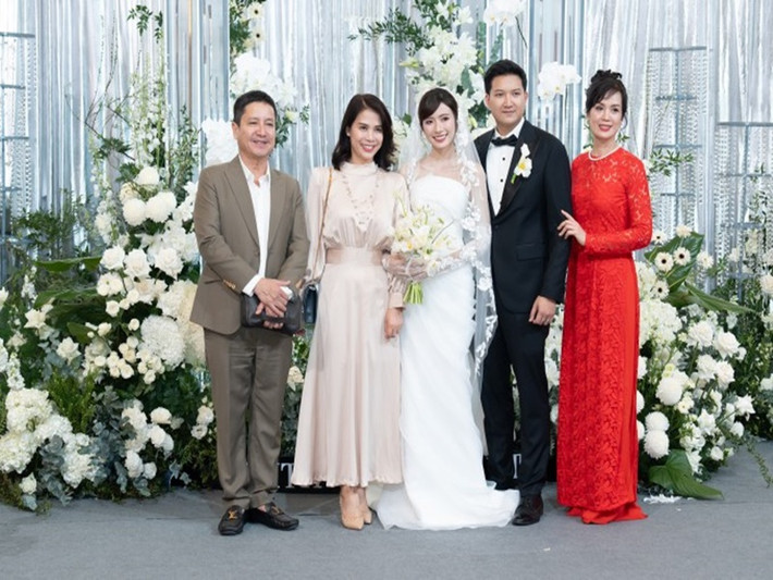 Duy Minh - cháu trai nghệ sĩ Chí Trung kết hôn với diễn viên Ngọc Huyền. Trong đám cưới của cháu trai, Chí Trung sánh đôi cùng bạn gái Ý Lan. Ảnh: Người Đưa Tin.