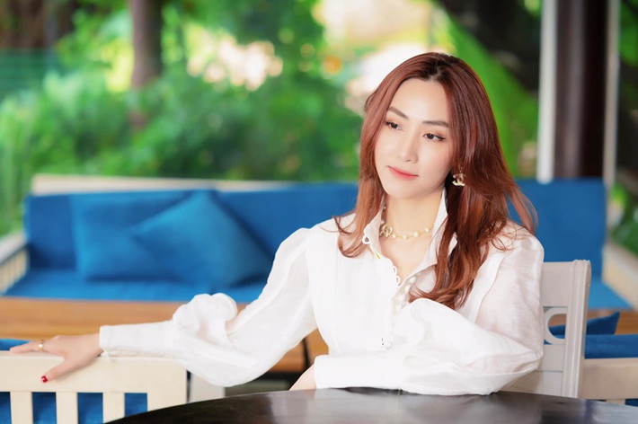 Tháng 4/2015, trong buổi họp fan, diễn viên Ngân Khánh bất ngờ tuyên bố tạm rời showbiz để du học. Trước đó, vào tháng 2/2015, người đẹp tổ chức đám cưới với doanh nhân Thiếu Quân.